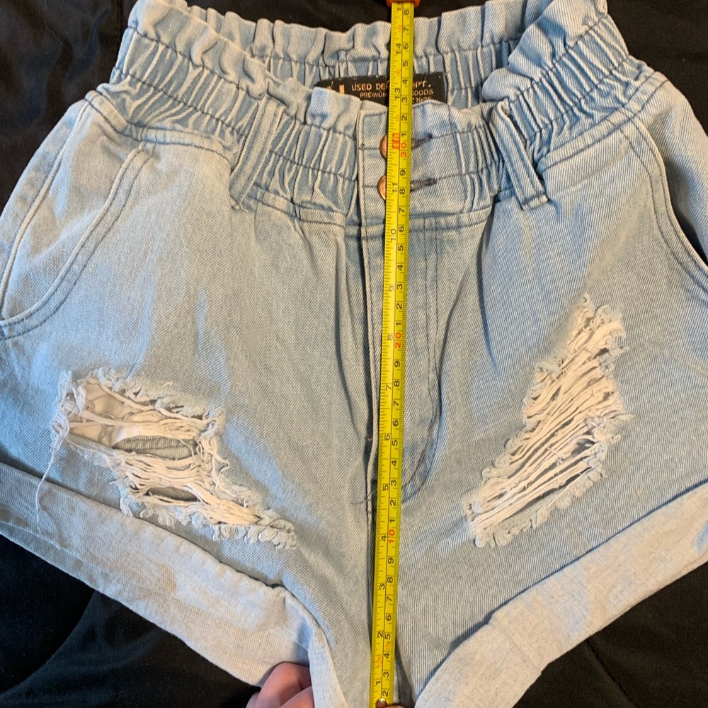 Light wash stretch high waisted shorts - Picture 3 of 4
